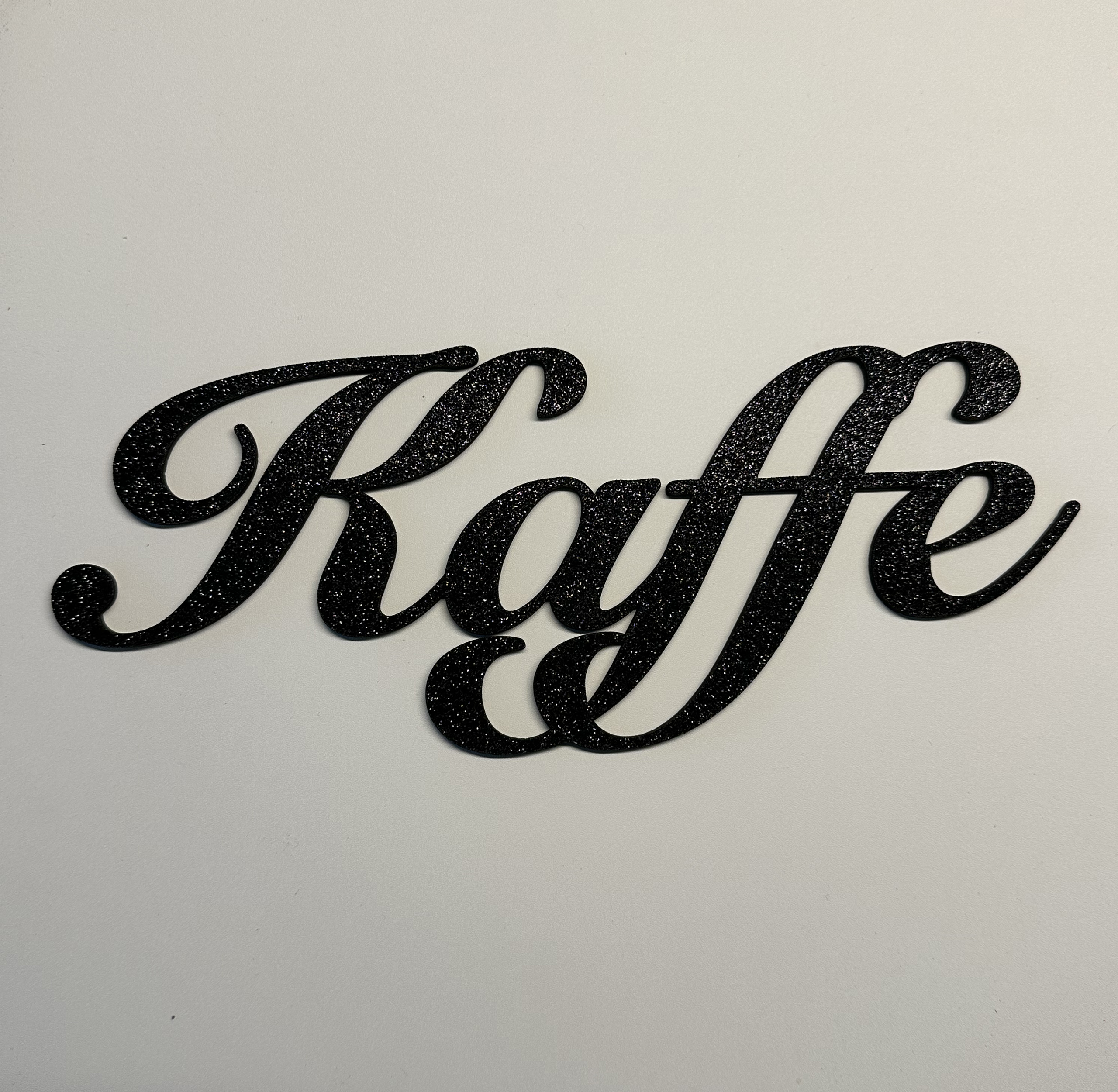 Sort kaffe skilt med glittereffekt