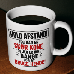 HOLD AFSTAND! – Krus med humor